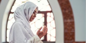 Muslimah Berdoa di Masjid (Foto: Shutterstock.com)