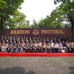 Wakil Rektor III Lantik 38 Siswa dalam Prasetya Protokoler Angkatan XV UIN Sunan Gunung Djati Bandung: Jadilah Duta Kampus Terbaik